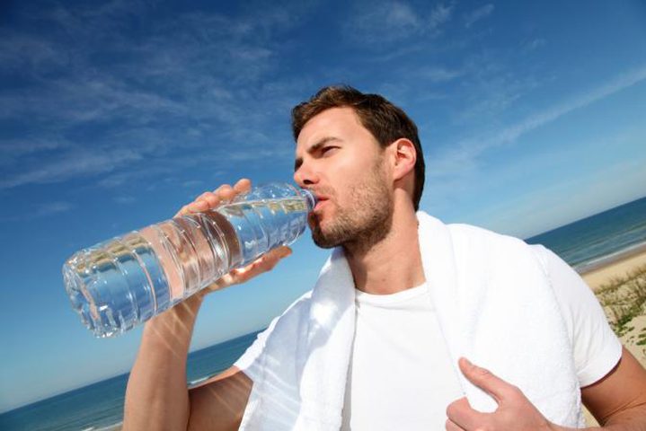 تحذير طبي من خطر شرب الماء في هاتين الحالتين