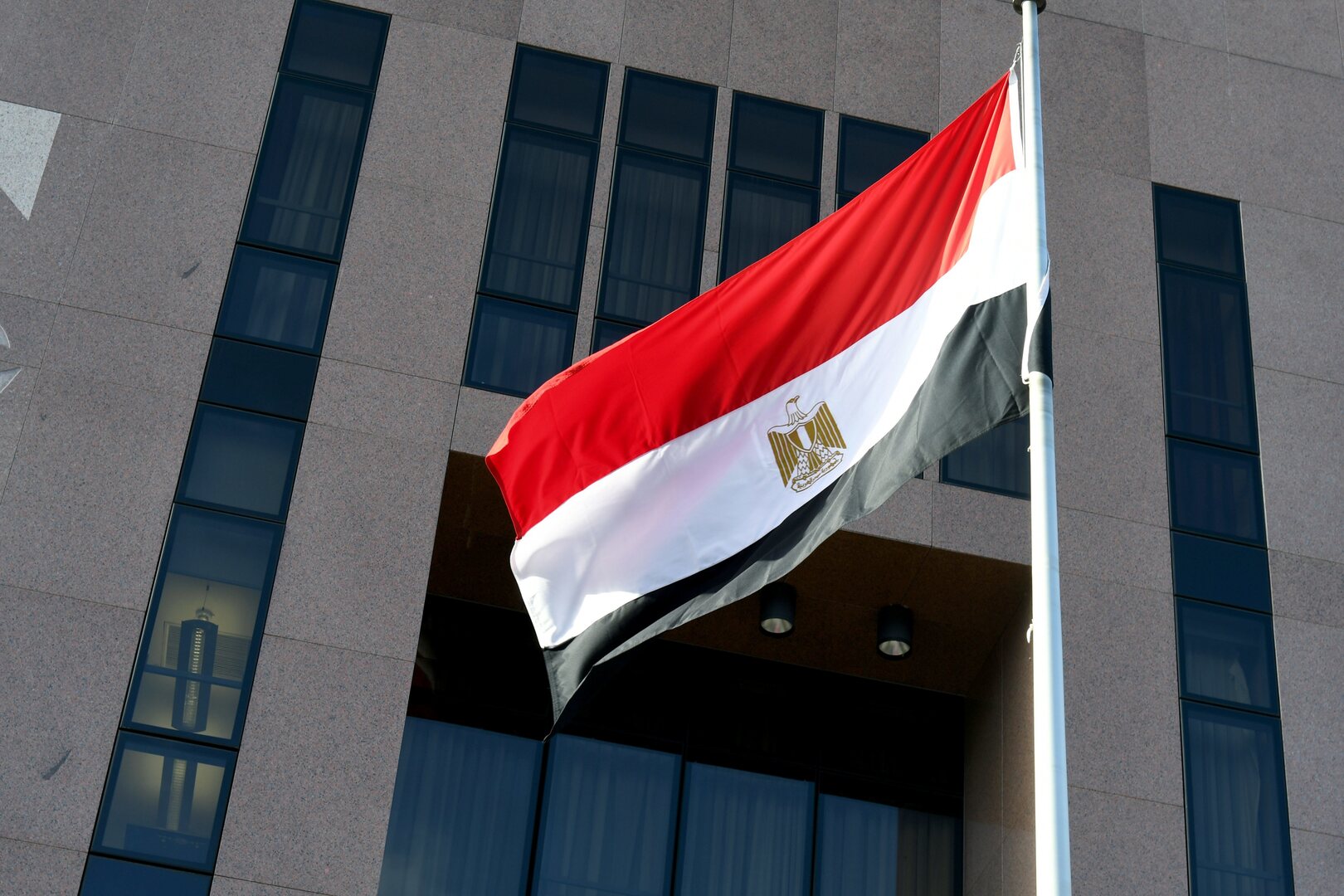 مصر توجه طلبا عاجلا لمجلس القيادة الرئاسي
