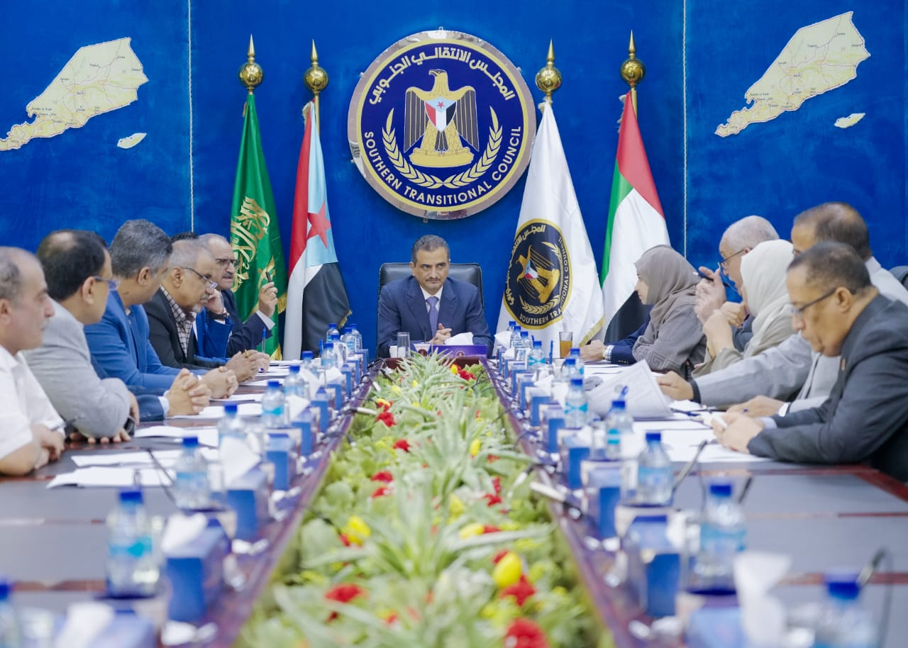 "الانتقالي" يوجه مليشياته باستهداف المجلس الرئاسي والحكومة