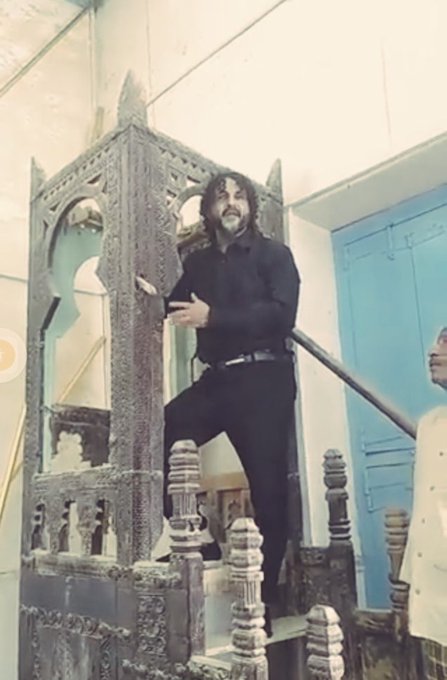 البعوة يهدد حضرموت من اشهر مساجدها بحذائه (صور+ فيديو)