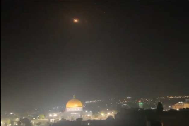 شاهد .. صواريخ ايران تعبر سماء القدس (فيديو)