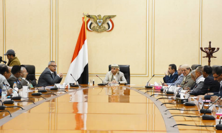 الحوثيون يلزمون مؤسسات الدولة بقرار للحمدي (صور)