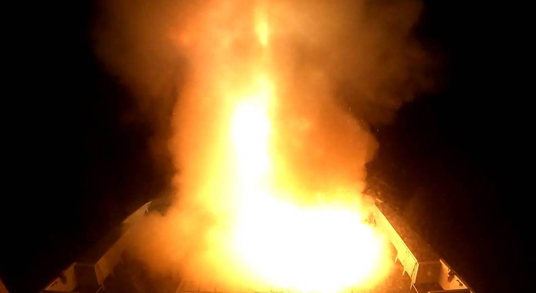 انفجارات تشبه القيامة في البحر الاحمر (فيديو)