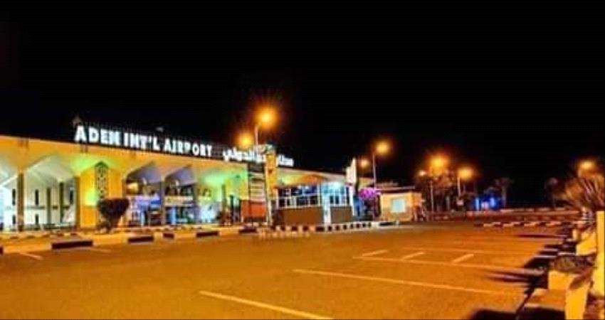 مطار عدن يستقبل العليمي بهذه المفاجأة الصادمة (صور)