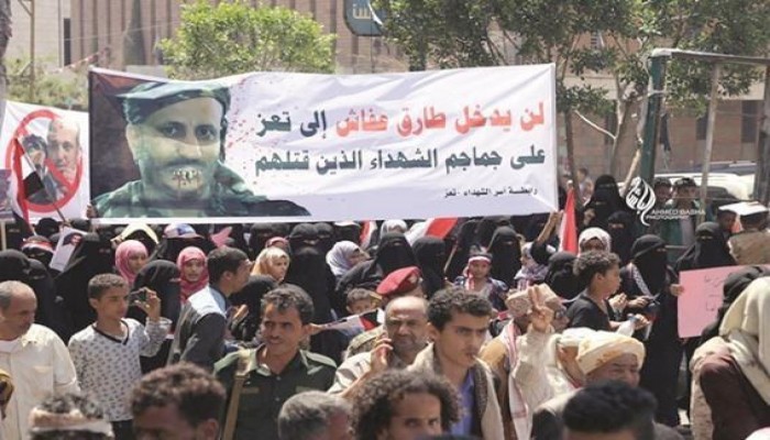 تعز تغلي غضبا من تسليمها لقاتلها وشباب الثورة ينتفضون 