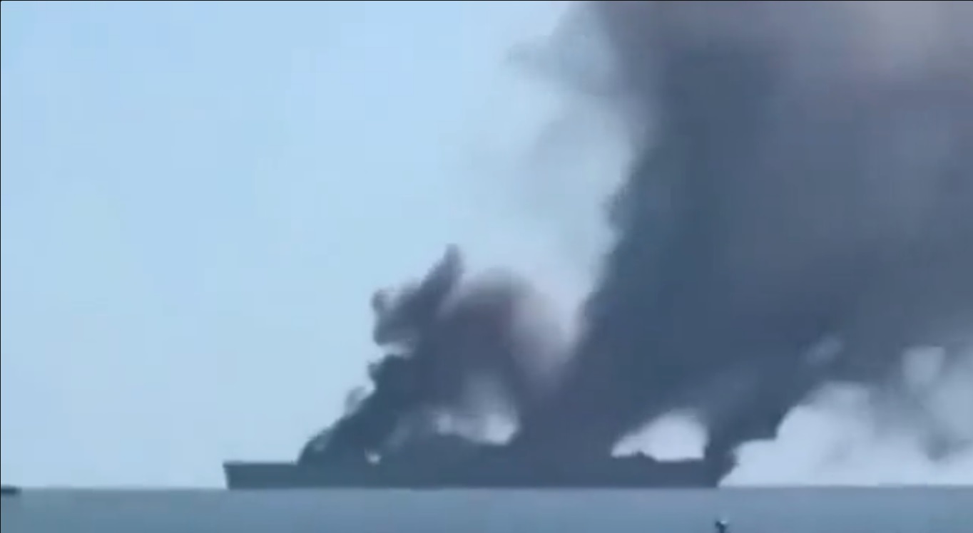 استهداف حوثي لـ 3 سفن وإحراق احداها (فيديو+صور)