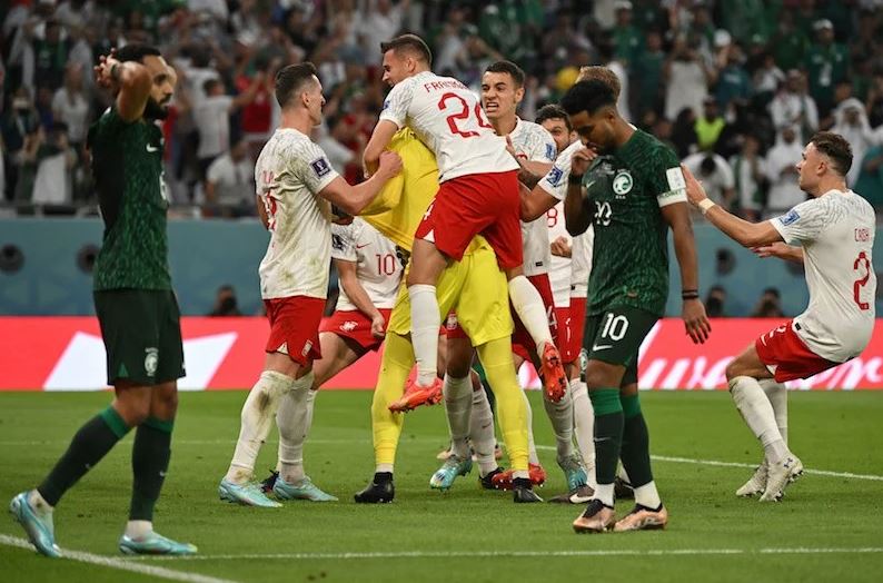 بولندا تكشف خفايا صادمة لفوز السعودية على الارجنتين
