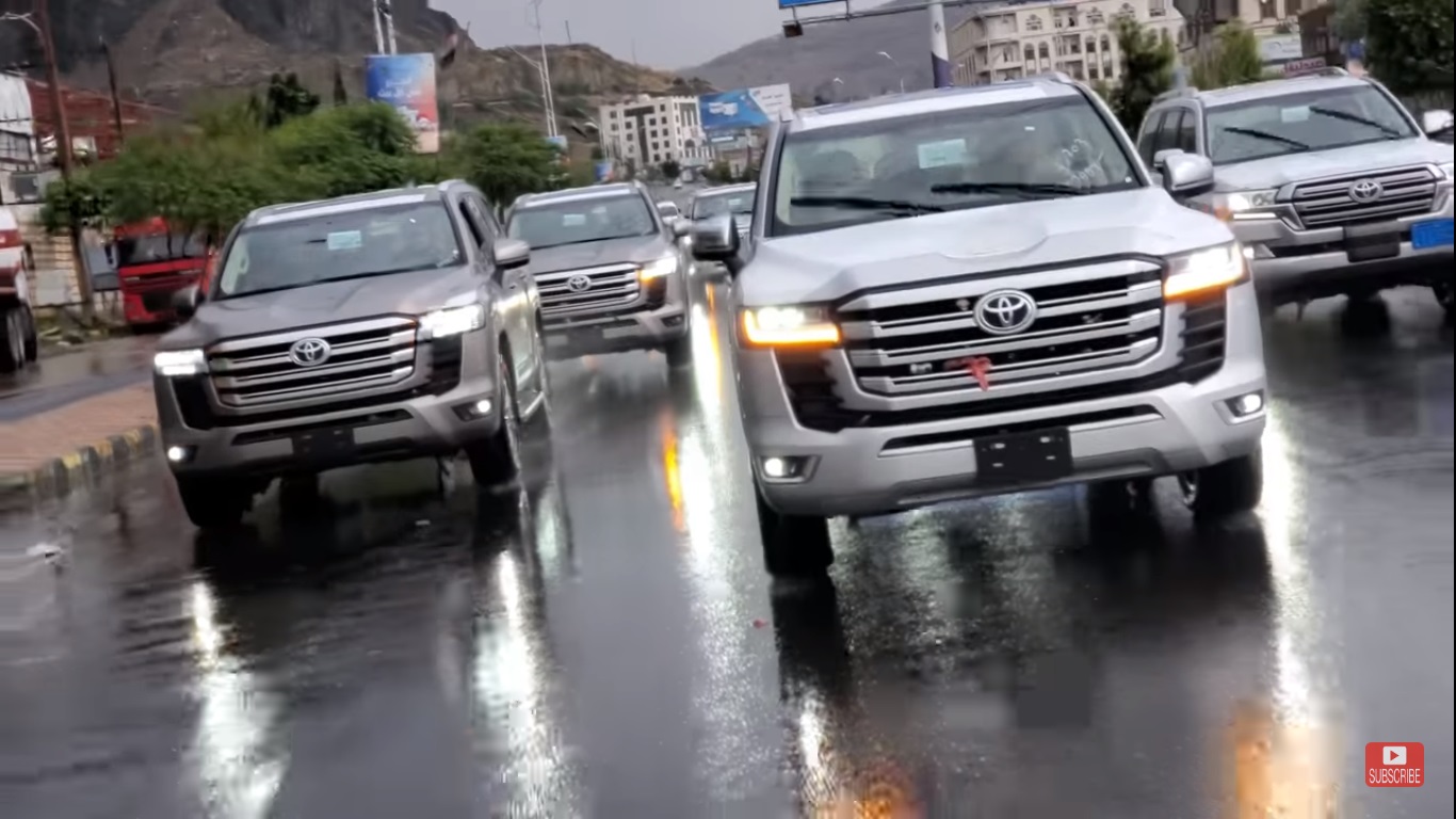 اسطول سيارات بمليار ريال يطوف صنعاء (صور+فيديو)