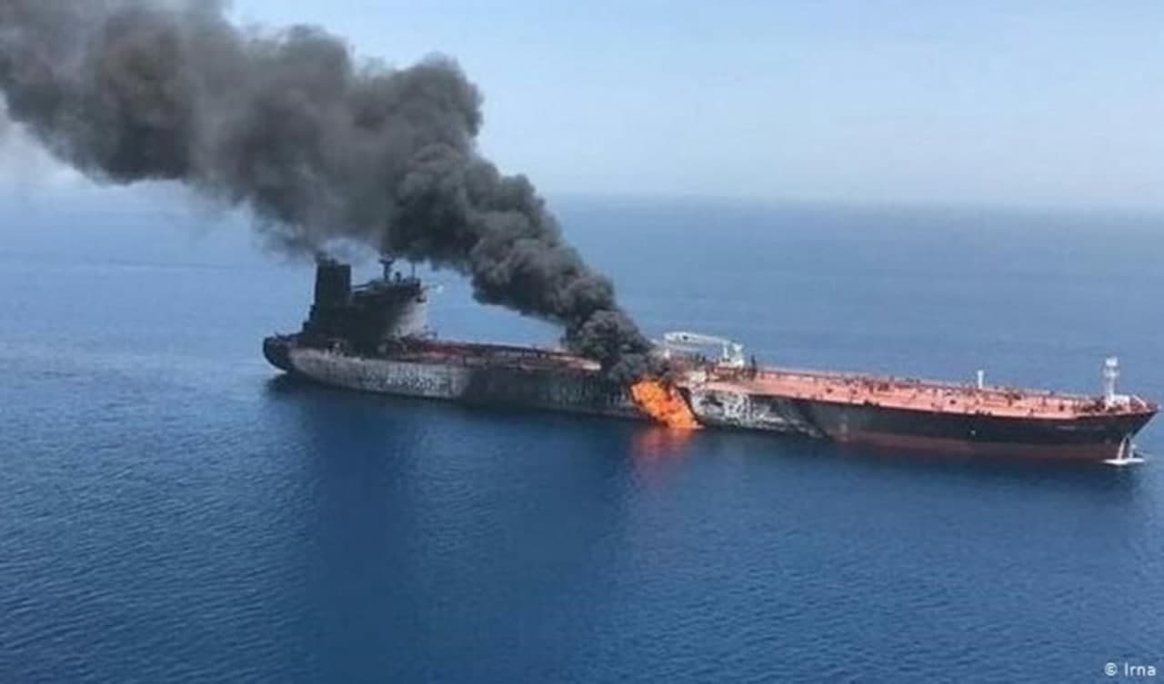 الحوثيون يتحدثون عن تفجير سفينة ومفاوضات للسلام