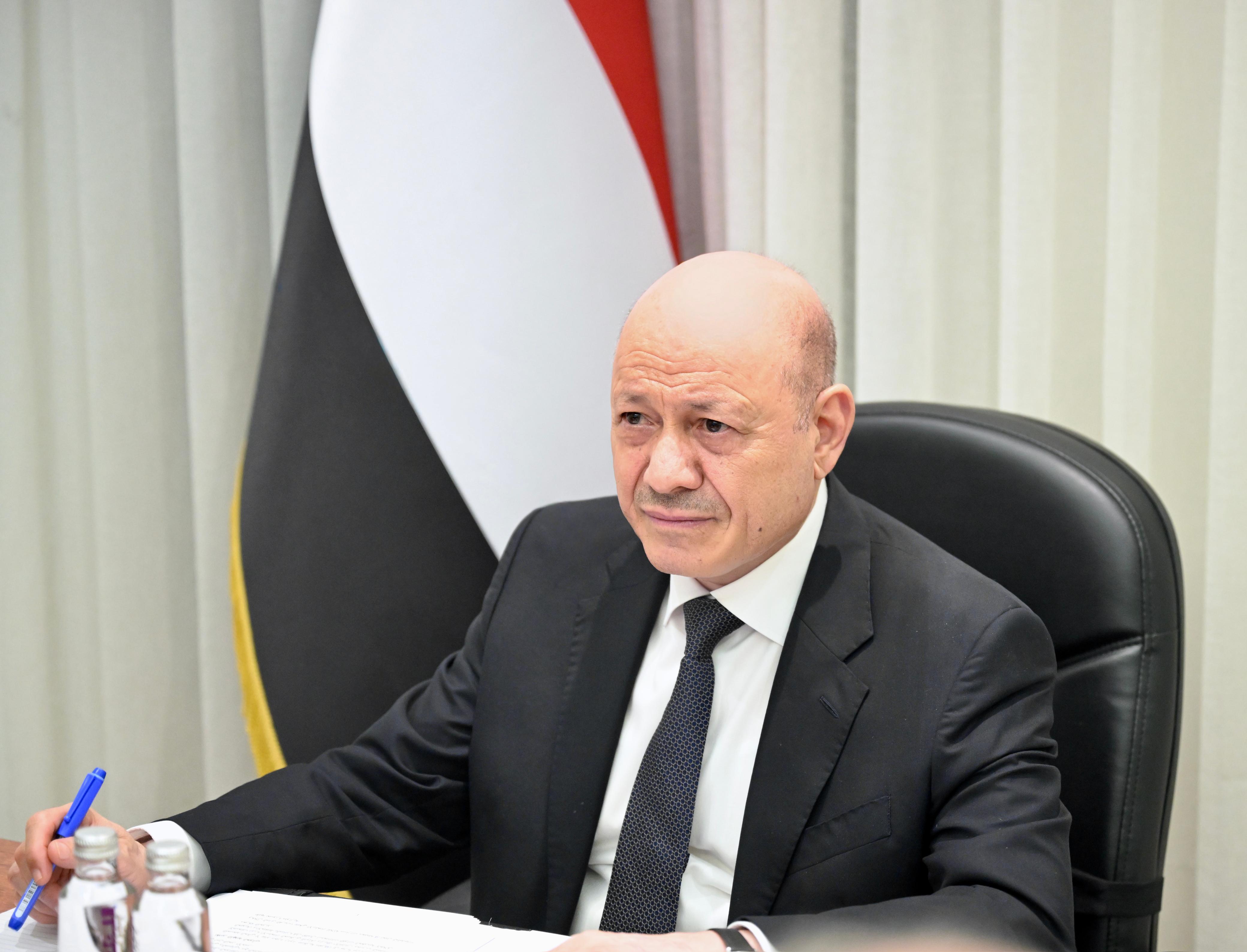 العليمي يوبخ وزيرا بالحكومة