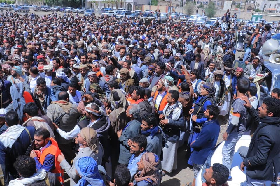 هذا ماحدث بتشييع حسين الاحمر بصنعاء (صور)