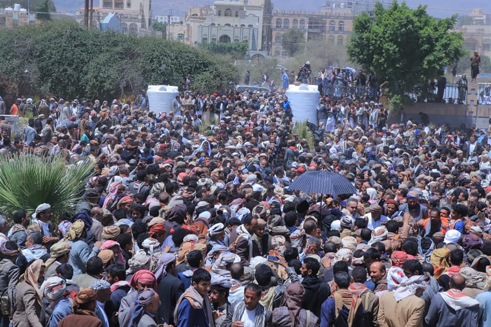هذا ماحدث بتشييع حسين الاحمر بصنعاء (صور)