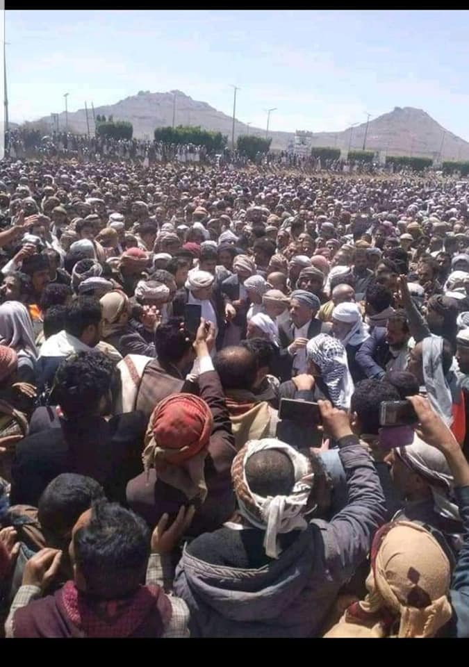 هذا ماحدث بتشييع حسين الاحمر بصنعاء (صور)