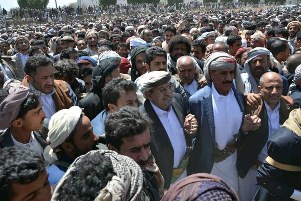 هذا ماحدث بتشييع حسين الاحمر بصنعاء (صور)