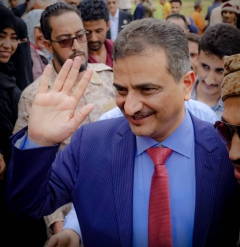 احمد علي يعود إلى الواجهة عبر هذه البوابة الانتهازية (صور)