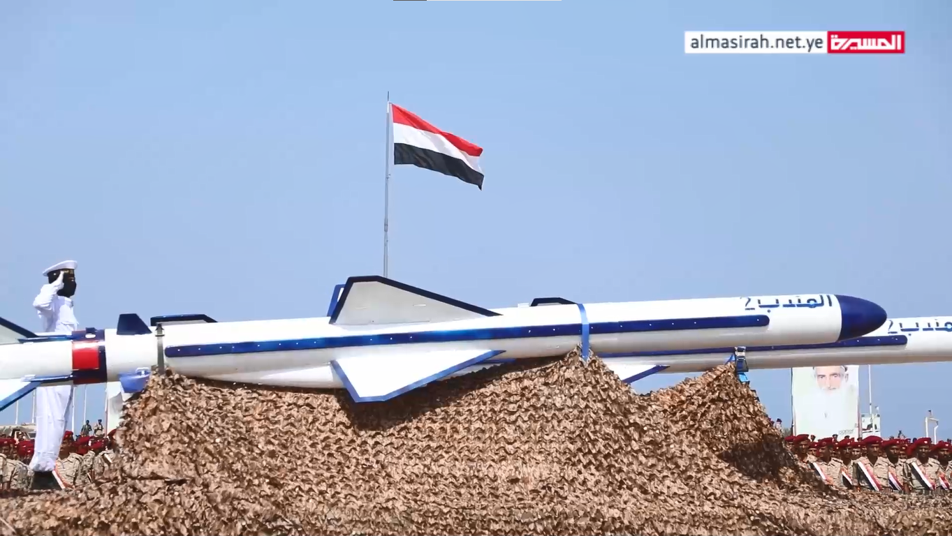 الحوثيون يتحدون التحالف باستعراض هذه الاسلحة الخطيرة (فيديو+صور)