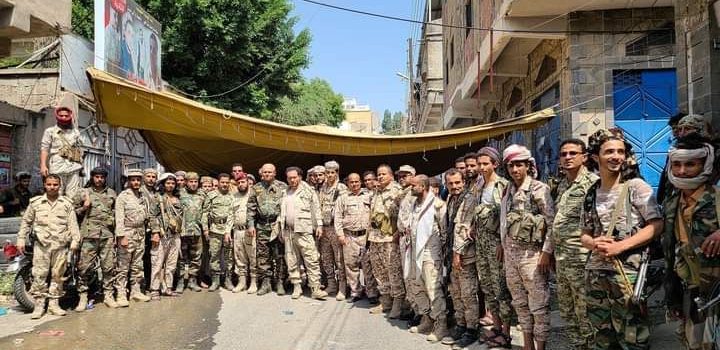 تصعيد خطير لمنتسبي الجيش في تعز (صور)