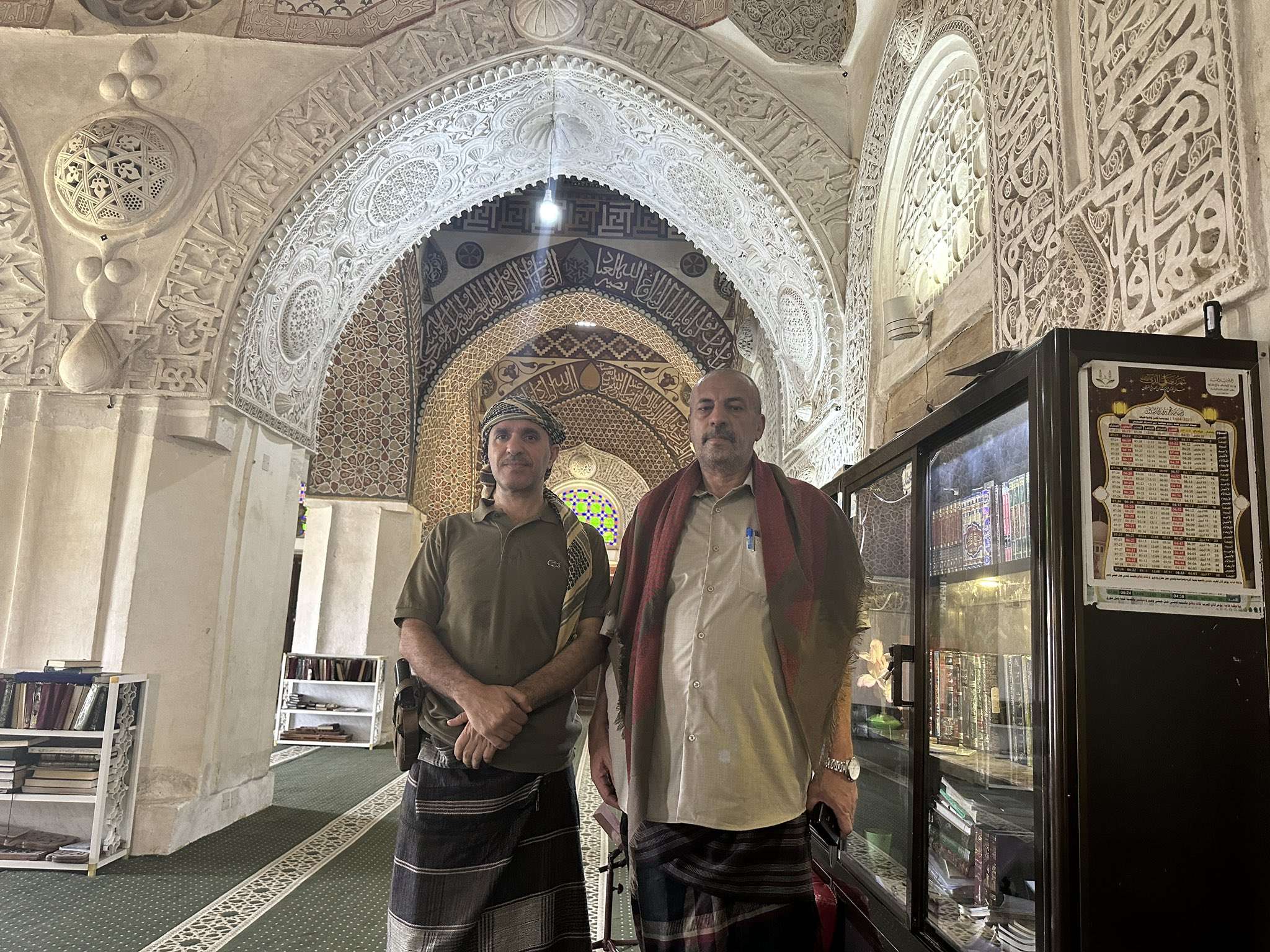 طارق عفاش يستفز تعز بنشر هذه الصورة 