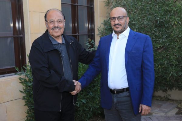 طارق عفاش يتشفى بالشرعية علنا ويتعمد اهانتها (صور)