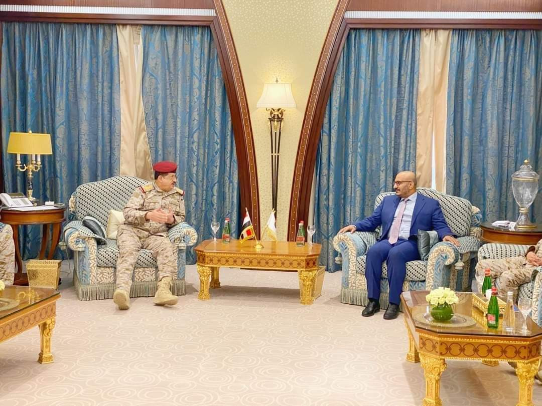 طارق عفاش يتشفى بالشرعية علنا ويتعمد اهانتها (صور)