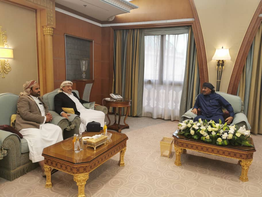 مشايخ عفاش بمارب يحتفلون بإسقاط الشرعية (صور)