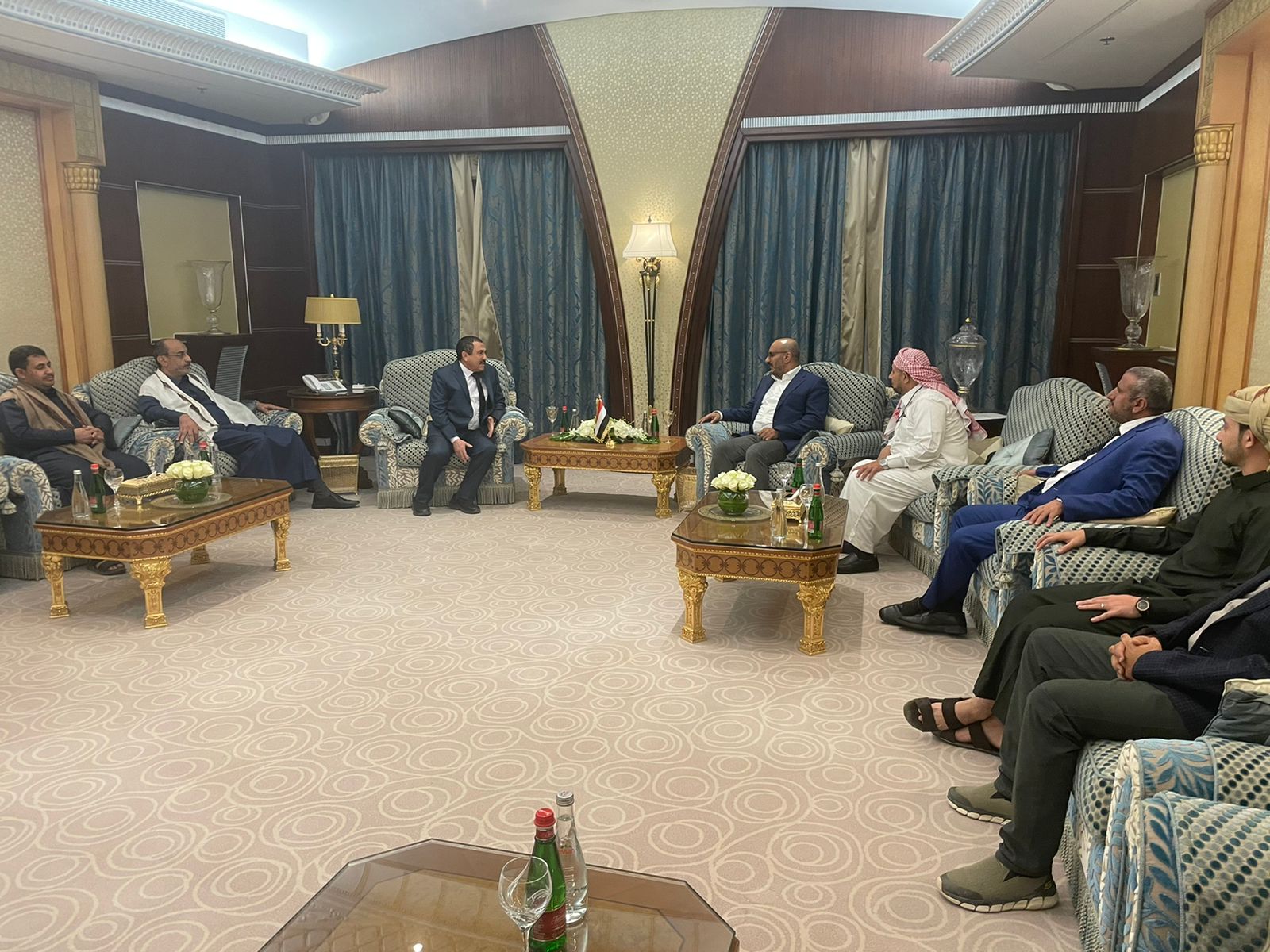طارق عفاش يتشفى بالشرعية علنا ويتعمد اهانتها (صور)