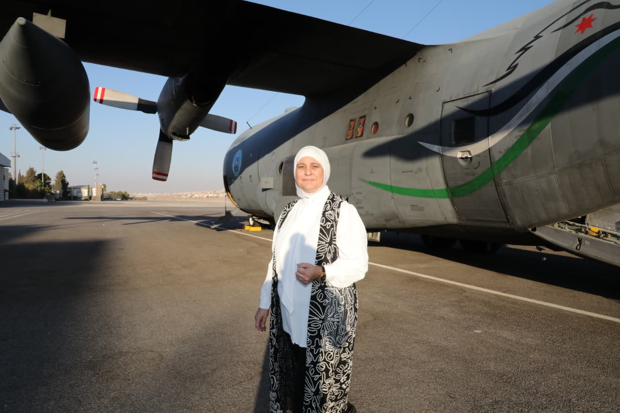 طائرة حربية عملاقة تحلق بصنعاء !