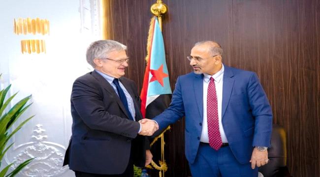 غضب حضرمي يحرق هذا العلم لأول مرة (صور)
