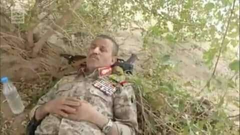 وزير دفاع الحوثيين يظهر بوضع غريب (صورة)
