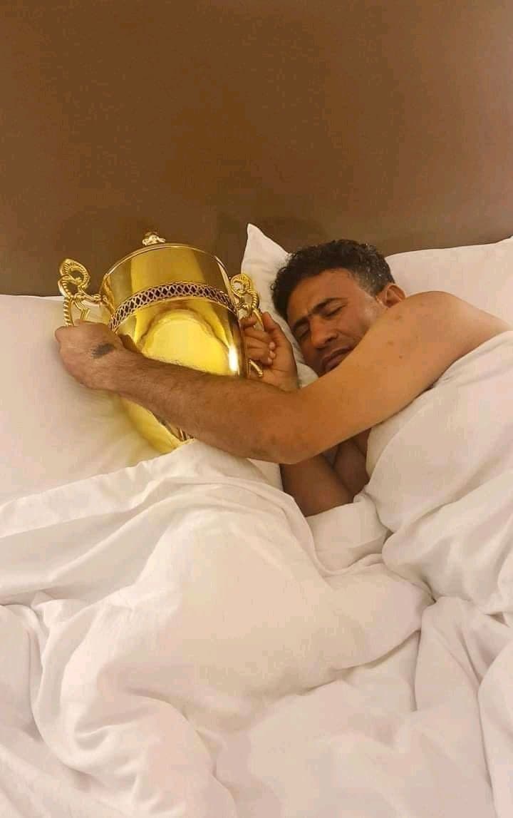 مشهد صادم مسرب من غرفة نوم مدرب المنتخب (صور)