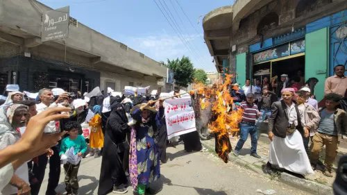 نساء تعز يحرقن مقارمهن لهذا السبب (صور)