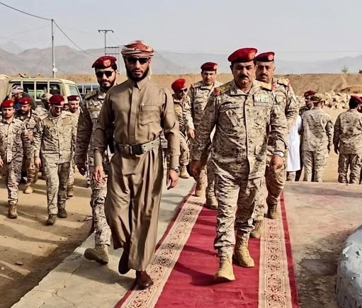 وزير الدفاع يتعرض لهجوم مباغت (صور)