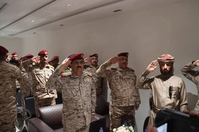 وزير الدفاع يتعرض لهجوم مباغت (صور)