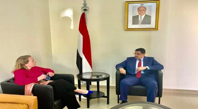 دبلوماسية امريكية تسيء لليمنيين بهذا التصرف (صورة)
