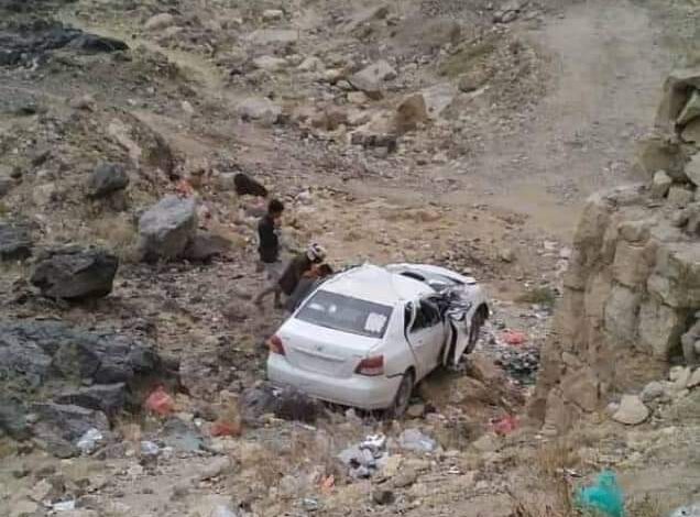 سيارة تهوي من منحدر شاهق في صنعاء (صور)