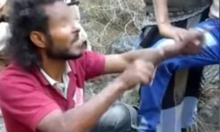 للكبار .. تسريب مشاهد تعذيب المليشيا مواطنا واعدامه (فيديو)