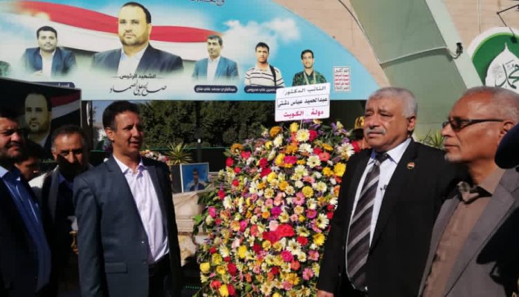 نائب كويتي يضع الزهور على ضريح الصماد (صور)