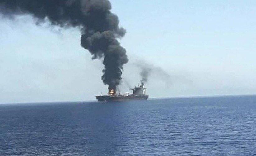 استهداف حوثي لـ 3 سفن وإحراق احداها (فيديو+صور)