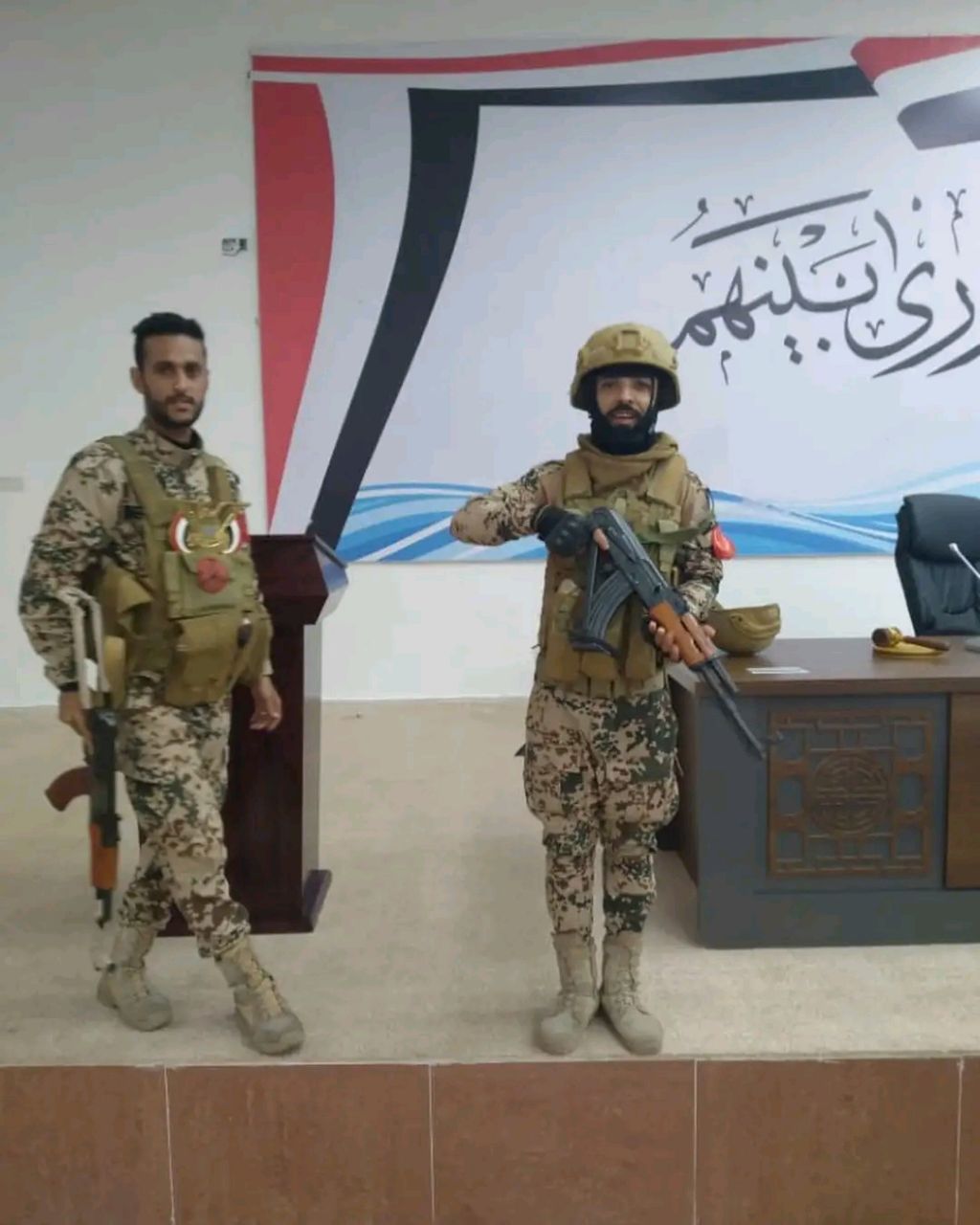 مشاهد لاقتحام البرلمان في عدن واجباره على المغادرة (صور)
