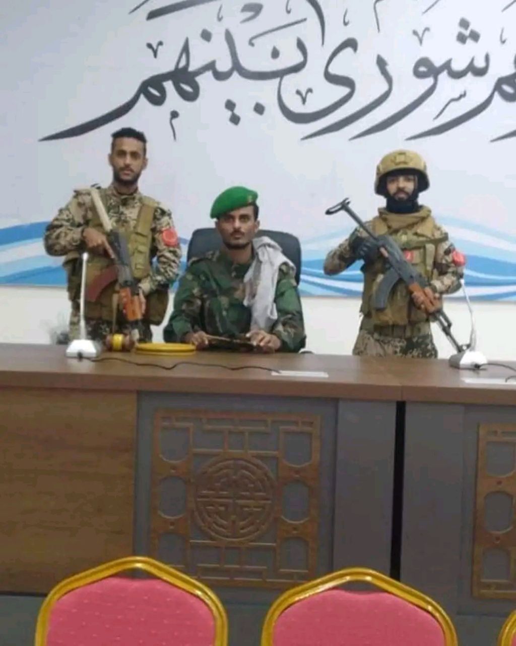 مشاهد لاقتحام البرلمان في عدن واجباره على المغادرة (صور)