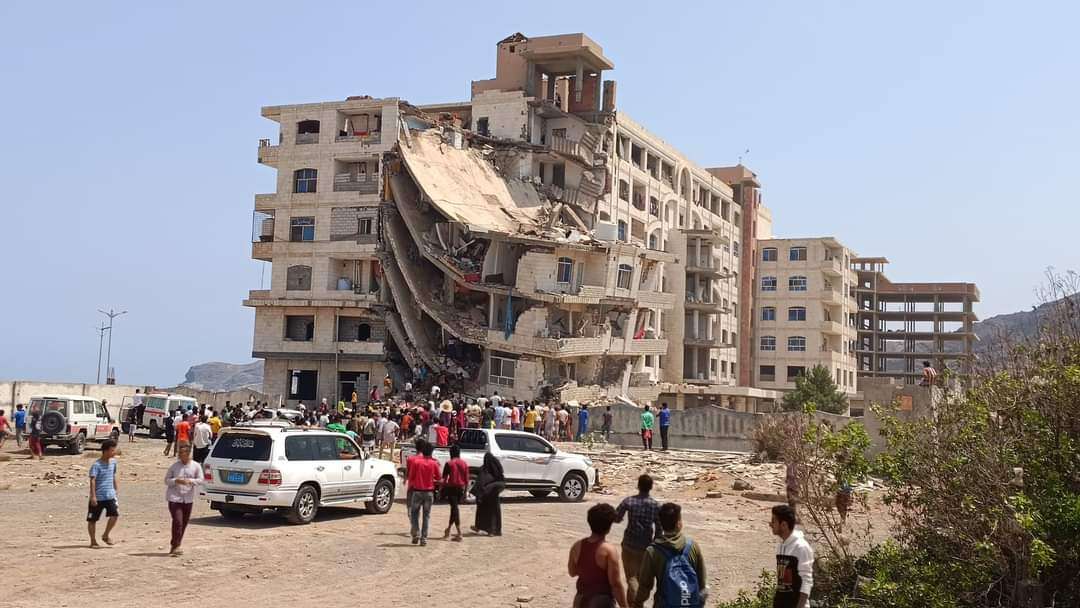 استمرار انقاذ سكان عمارة انهارت في عدن (محصلة+صور)