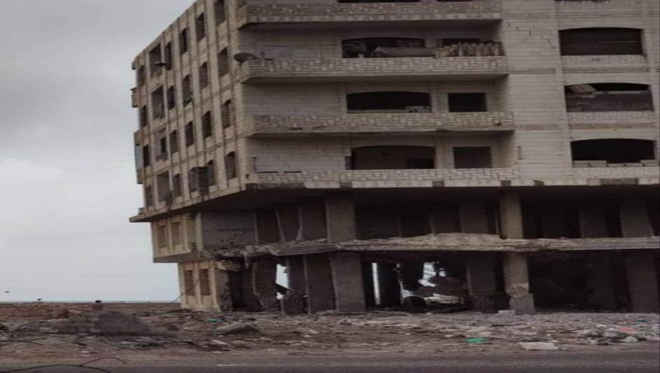 استمرار انقاذ سكان عمارة انهارت في عدن (محصلة+صور)