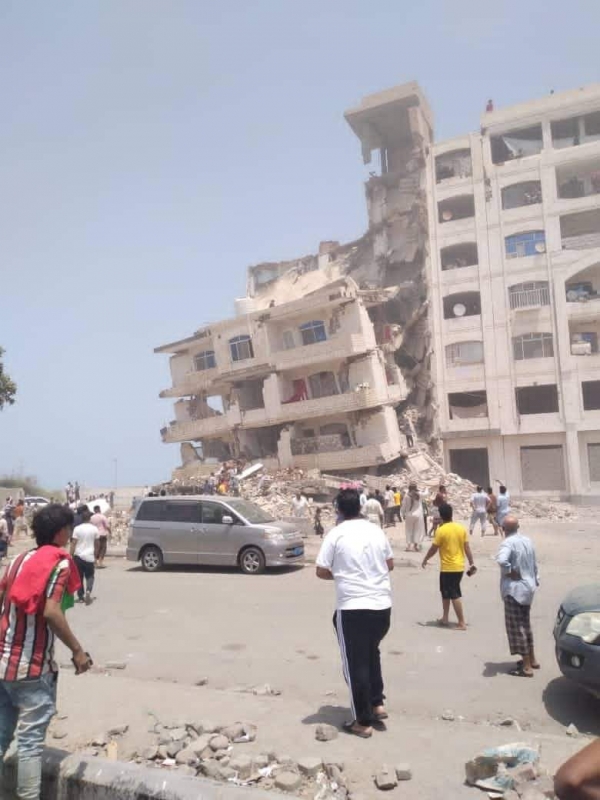 استمرار انقاذ سكان عمارة انهارت في عدن (محصلة+صور)