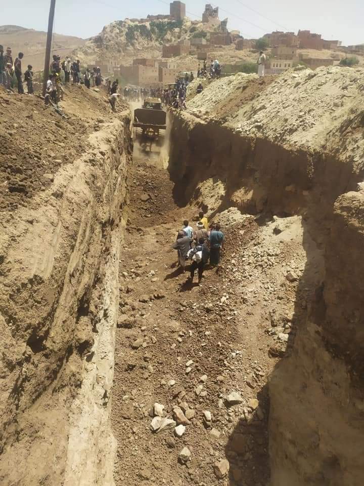 انقاذ 15 يمنيا دفنهم انهيار حفريات بئر بإعجوبة (صور)